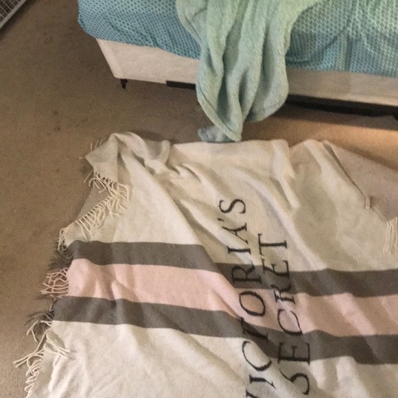 VS pink blanket - Picture 2 of 2